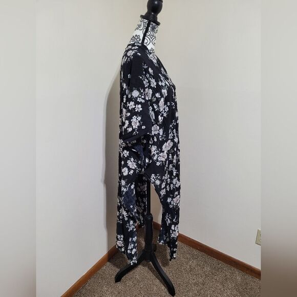 Torrid Black and White Gauze Duster Floral Kimono - Picture 5 of 8